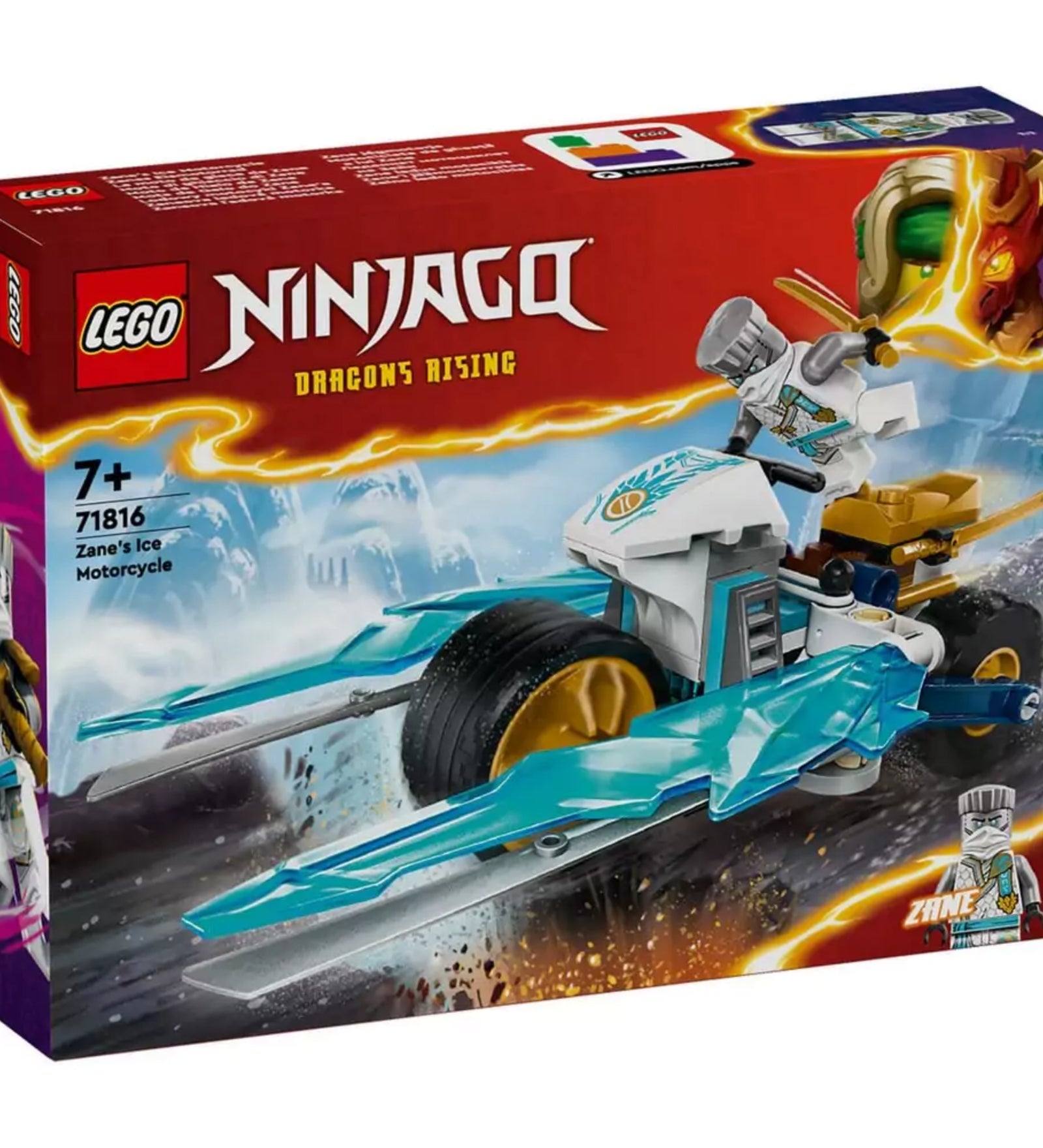 A LEGO NINJAGO Zane jégmotorja (71816) szett doboza közelről, jól látható minifigurával, jégkristály motívumokkal és a piros-sárga színvilágú háttérrel.