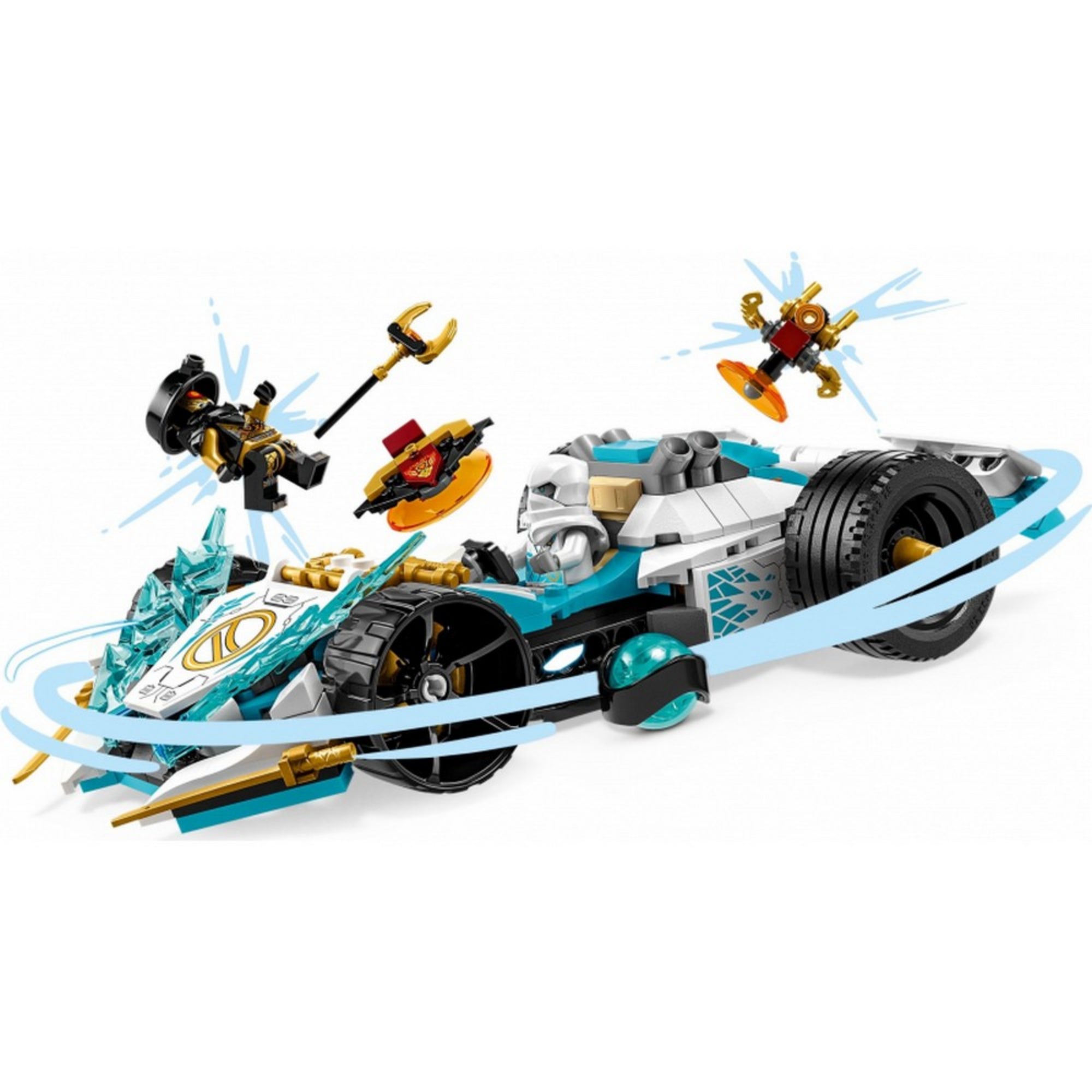 LEGO NINJAGO Zane sárkányerő Spinjitzu versenyautója (71791) akcióban, ahogy egy fekete páncélos ellenfelet kilök a jármű jégszerű elemeivel és körülötte kék energiavonalak örvénylenek.