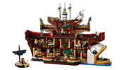 A LEGO One Piece: Baratie Floating Restaurant (75640) hajó belső nézete, részletes konyhával, éttermi asztalokkal, bárpulttal és ikonikus karakterekkel.
