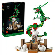 LEGO Pokémon: Rayquaza 72168 készlet doboza és az elkészült, hosszú zöld Rayquaza modell minifigurával.