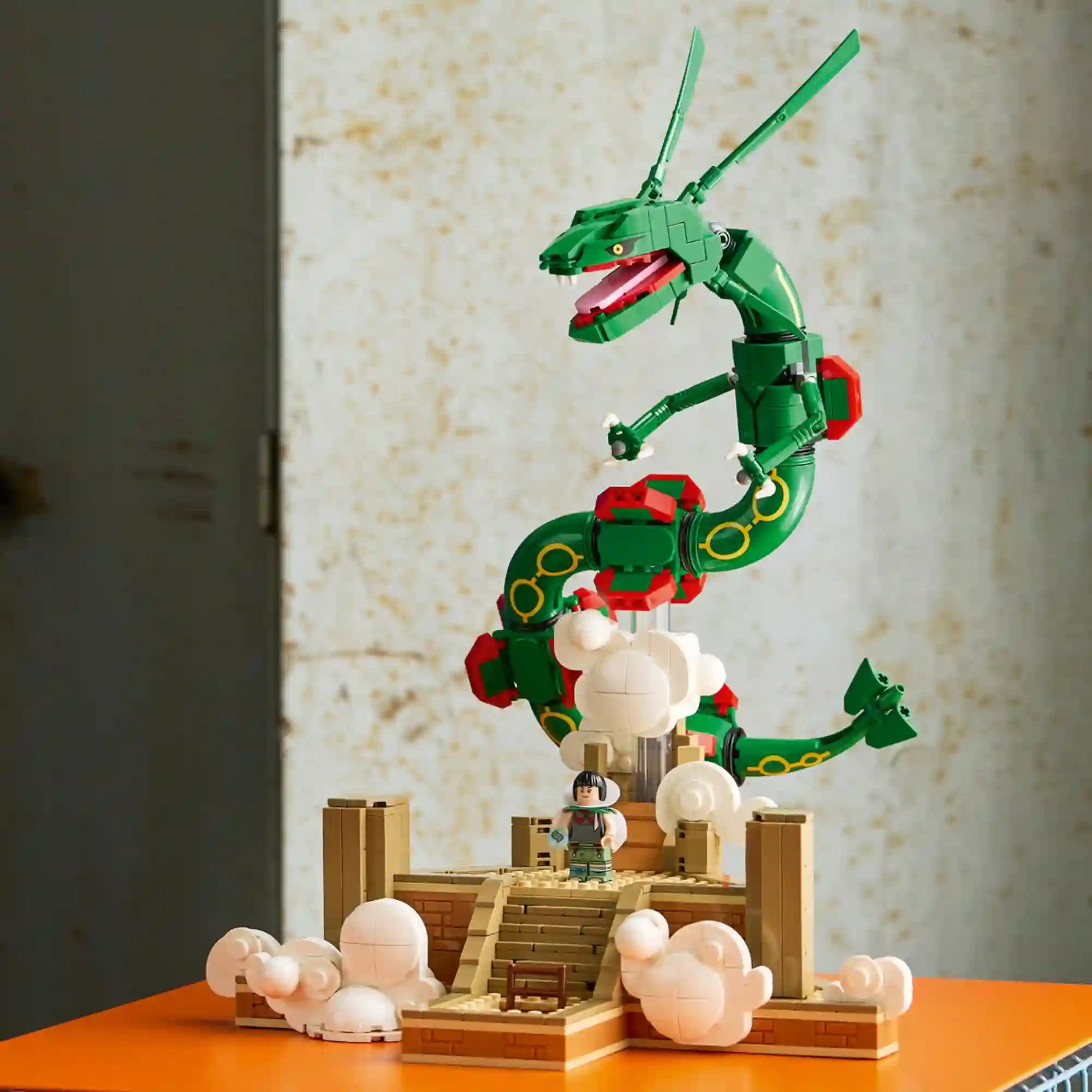 LEGO Pokémon: Rayquaza 72168 kiállítható Rayquaza modell lakókörnyezetben, részletgazdag felhős talapzaton.