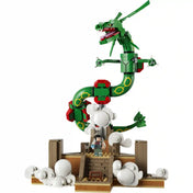 LEGO Pokémon: Rayquaza 72168 megépített zöld Rayquaza modell felhős talapzattal és minifigurával.
