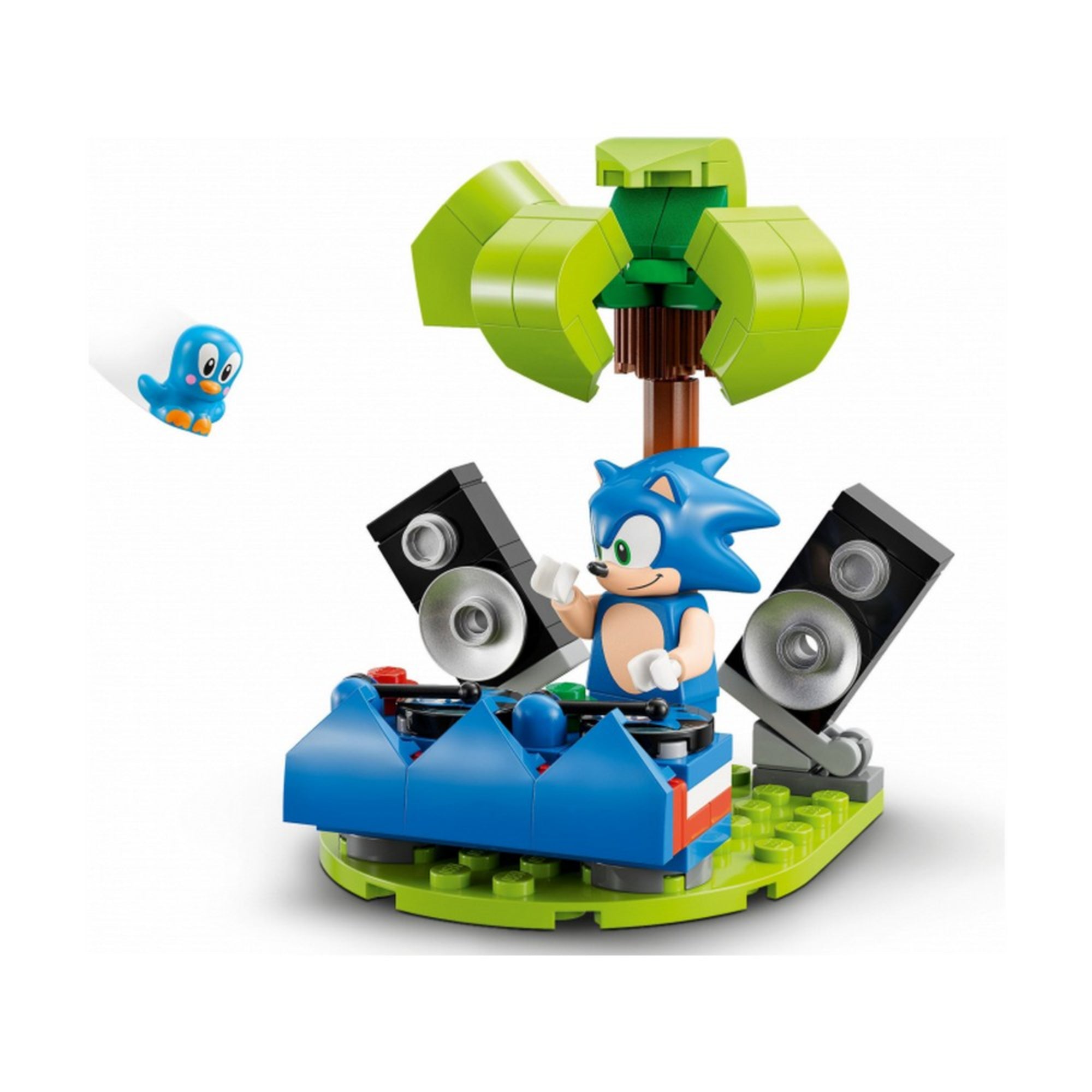 A képen a LEGO Sonic the Hedgehog készlet egyik szórakoztató jelenete látható, ahol Sonic éppen DJ-pult mögött áll, készen arra, hogy beindítsa a bulit! A szett része egy pálmafa, amely egy trópusi hangulatot idéző környezetet teremt. Sonic két nagy hangfal között keveri a zenét, miközben egy kék kisállat – valószínűleg egy Chao – vidáman figyeli őt oldalról.