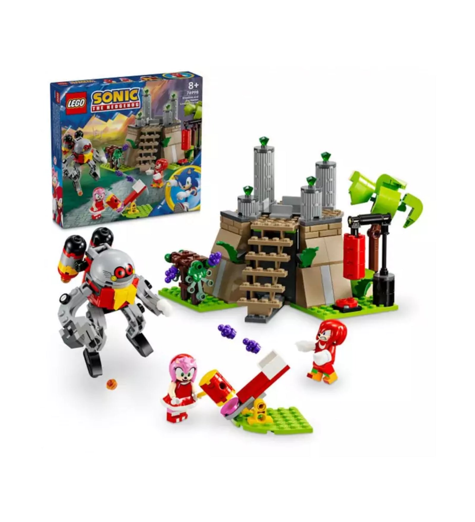 A LEGO Sonic the Hedgehog – Knuckles és a Master Emerald szentély (76998) készlet összes eleme felállítva, a háttérben a hivatalos doboz látható, előtérben Knuckles, Amy, egy robotikus ellenség és az emelvényes szentély.
