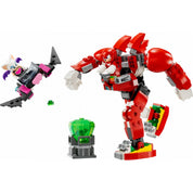 Ez a LEGO Sonic the Hedgehog jelenet a Knuckles’ Guardian Mech szett egy akciódús pillanatát ábrázolja. Knuckles, a piros süni karakter egy hatalmas, piros és szürke robotpáncélban harcra készen rohan előre. A bal oldalon Rouge, a denevér látható mig Középen egy zöld káosz smaragd trónol egy tartón.