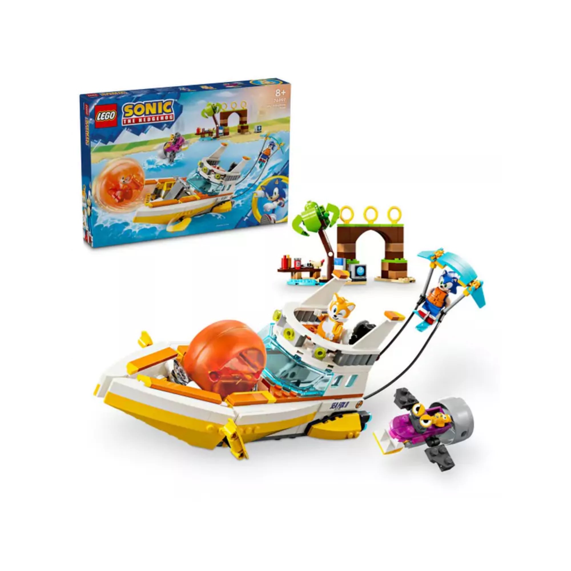LEGO 76997 doboza és a készlet elemei együtt: Tails vezeti a csónakot, Sonic vízisíz, egy robot repül, háttérben part menti építmények.