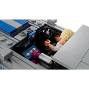 A LEGO 76917 Nissan Skyline GT-R belső terének részletgazdag képe, amelyen jól kivehetőek a műszerfal, a turbónyomás-mérők és a NOS rendszer, valamint a vezető minifigura.