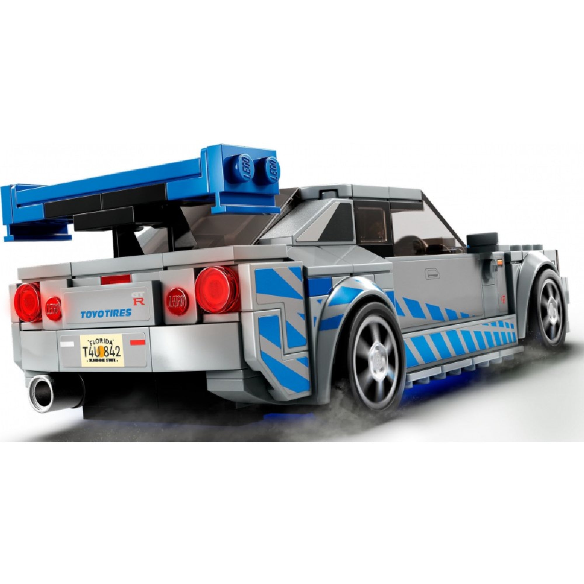 A LEGO Nissan Skyline GT-R (76917) hátsó nézetből, driftelés közben, jól látszanak a Toyo Tires felirat, a dupla kipufogócsövek és a karakteres kerek hátsó lámpák.