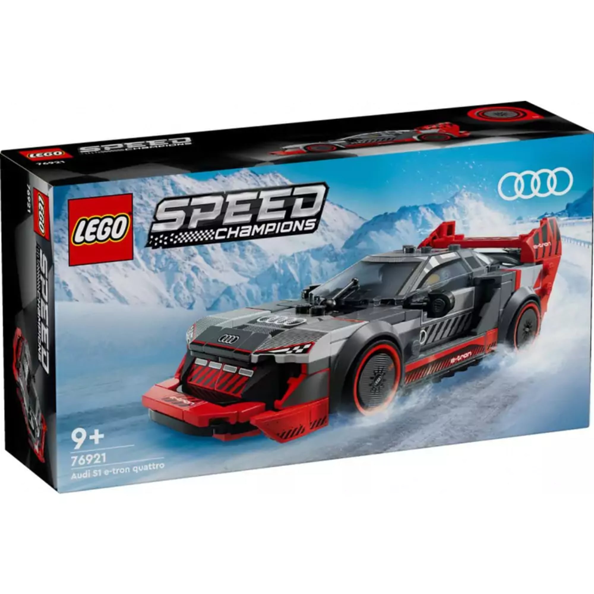 A LEGO Speed Champions Audi S1 e-tron quattro készlet doboza, havas hegyi háttérrel, amely kiemeli az elektromos rallyautó dinamikus megjelenését és ikonikus vörös-fekete színvilágát.