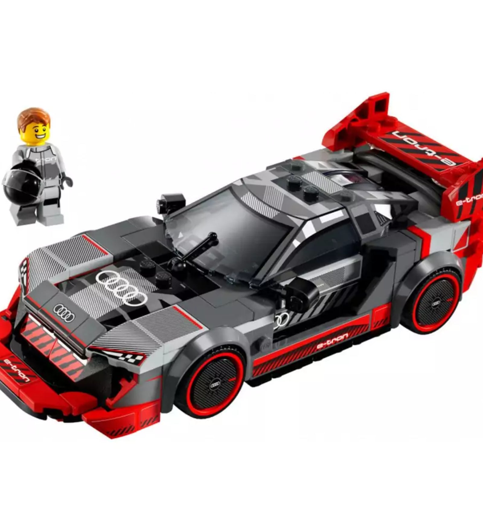 Az Audi S1 e-tron quattro LEGO versenyautó összeépítve, részletgazdag karosszériával, versenyző minifigurával és e-tron feliratokkal ellátott spoilerekkel.