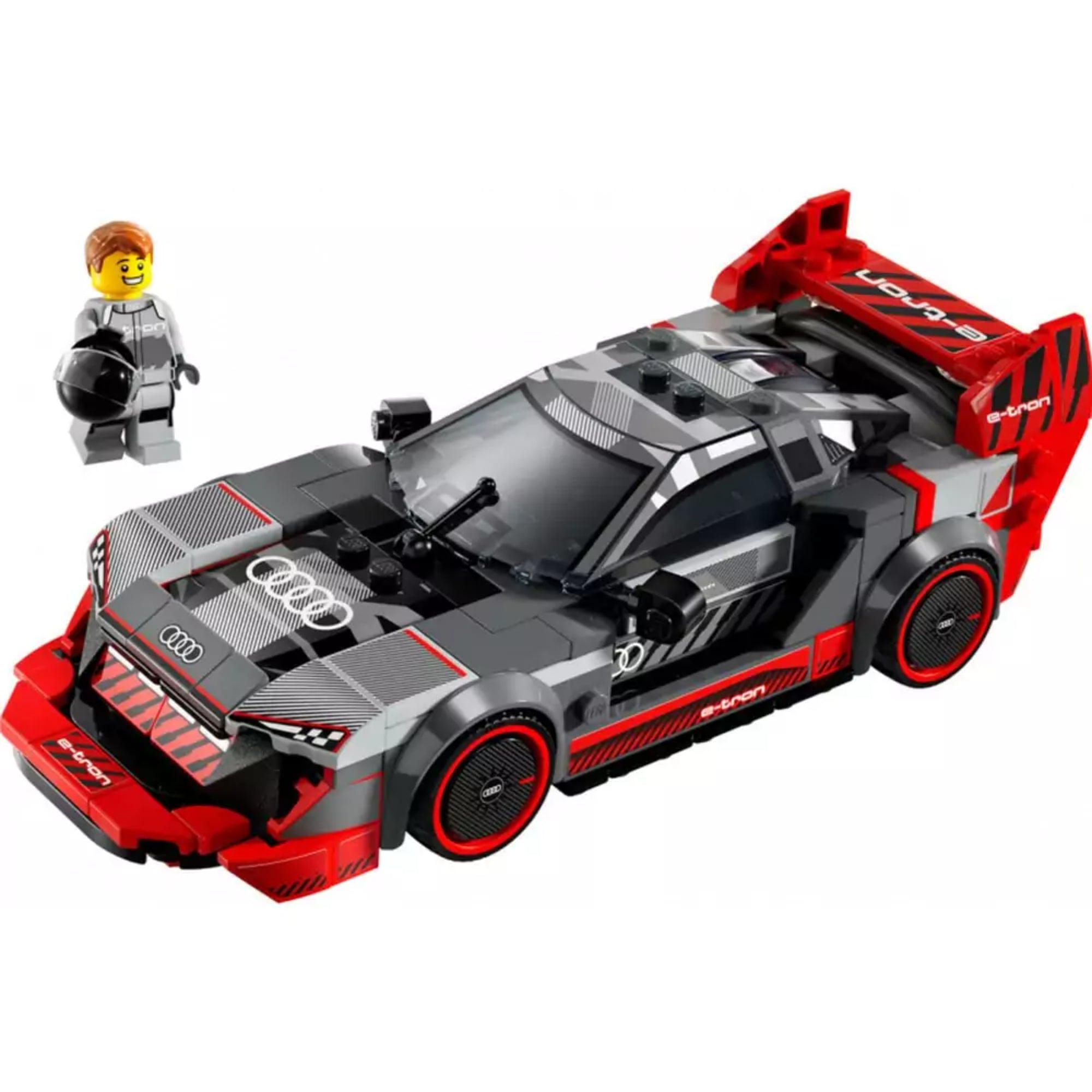 Az Audi S1 e-tron quattro LEGO versenyautó összeépítve, részletgazdag karosszériával, versenyző minifigurával és e-tron feliratokkal ellátott spoilerekkel.