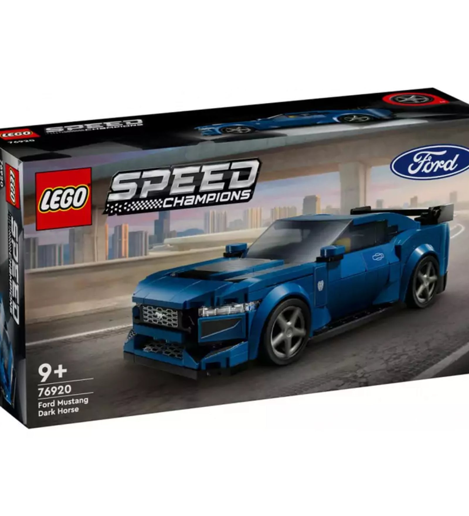 A LEGO Speed Champions Ford Mustang Dark Horse (76920) készlet doboza szemből fotózva, a sötétkék sportautó egy városi autópályán halad, a háttérben modern felhőkarcolók, a bal alsó sarokban a darabszám és korosztály feltüntetve.