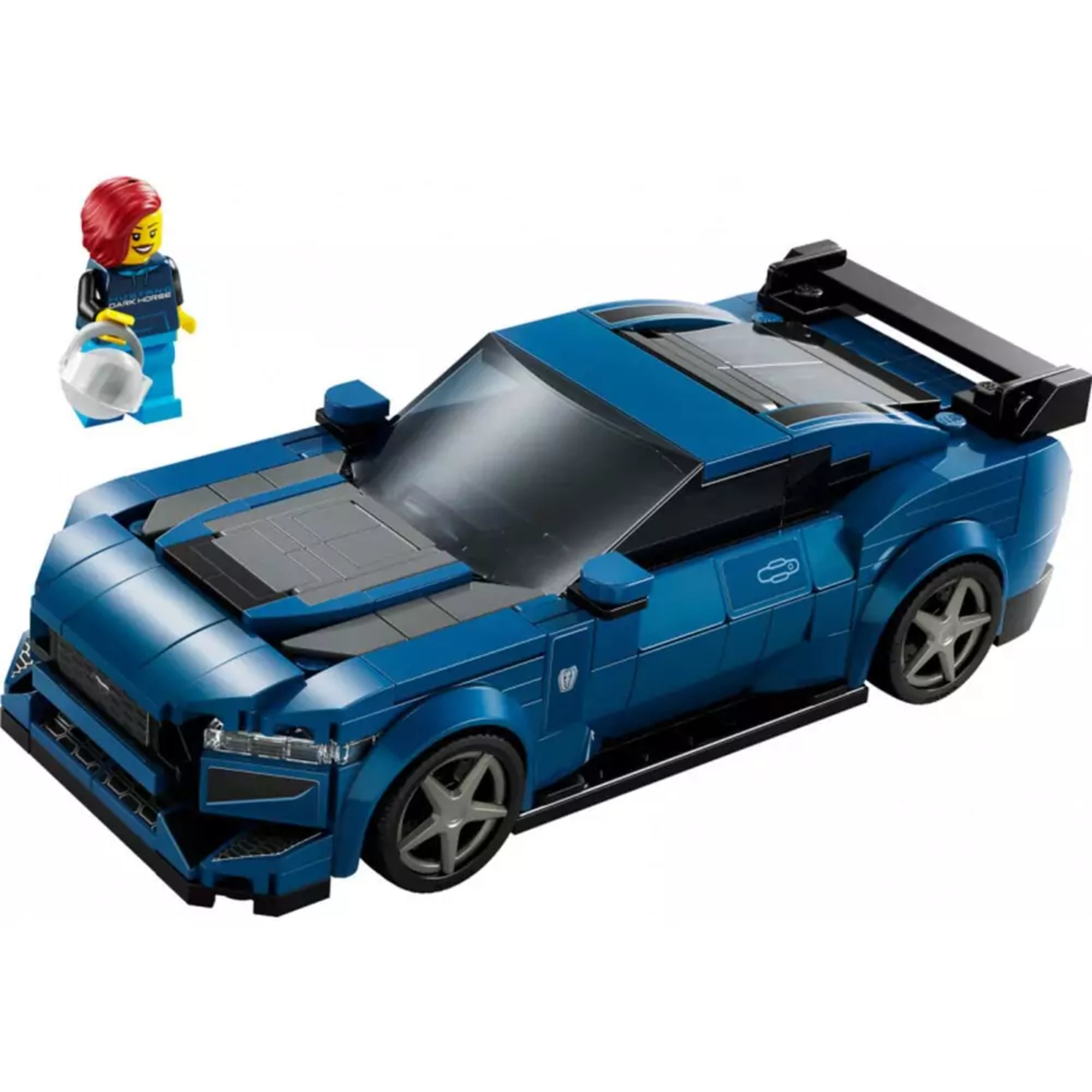 A LEGO Speed Champions Ford Mustang Dark Horse (76920) teljes készlete, sötétkék LEGO autómodell nagy hátsó szárnnyal, mellette a piros hajú pilóta minifigura világoskék overallban és fehér sisakkal.
