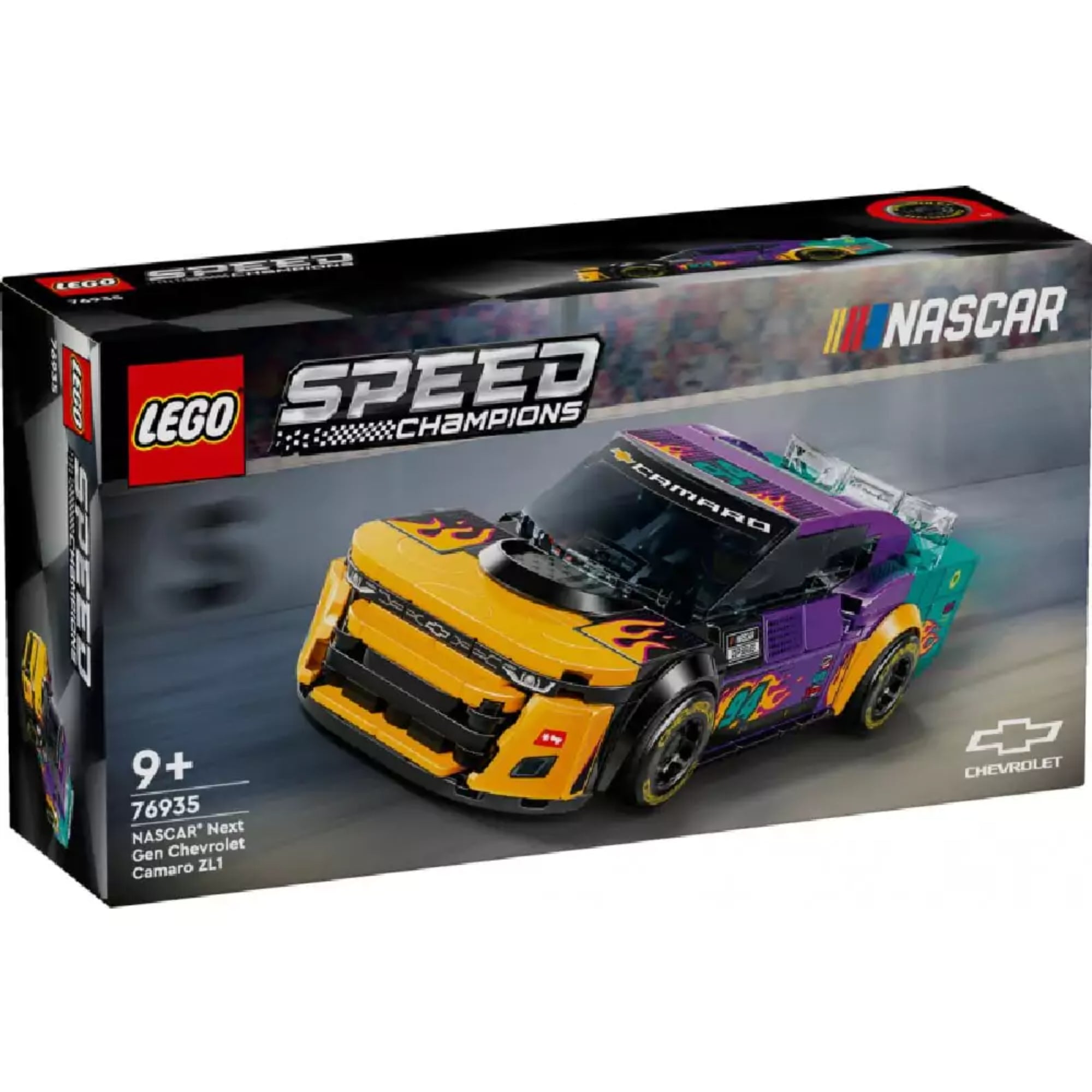 LEGO Speed Champions NASCAR Chevrolet Camaro ZL1 doboza elölnézetből, a kész autómodell akció közben, versenypályán ábrázolva, a csomagoláson látható 9+ korosztályjelzés és a 76935-ös cikkszám.