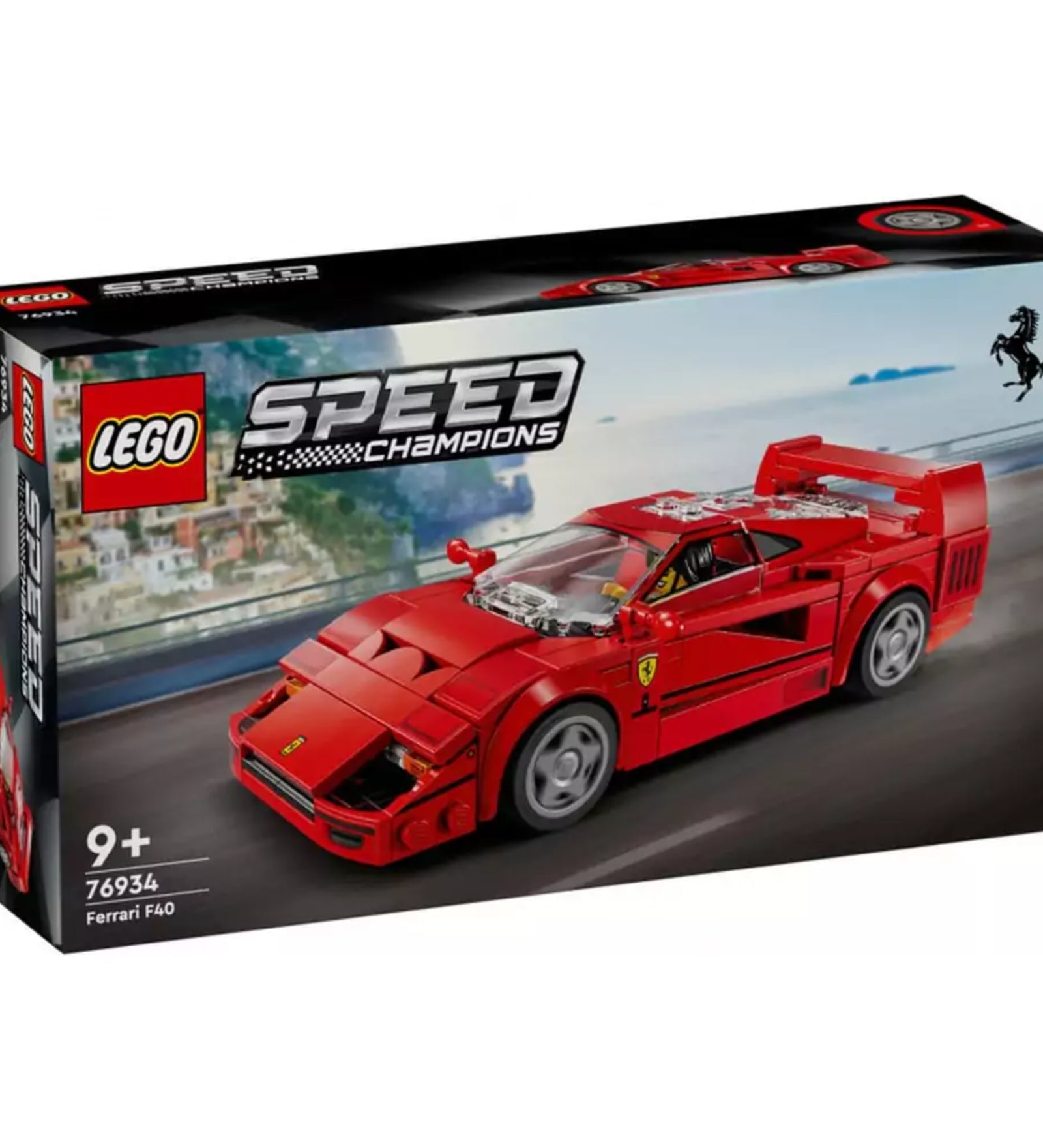 LEGO Ferrari F40 (76934) doboz előnézete, a háttérben tengerparti úttal és a piros sportautóval száguldás közben.