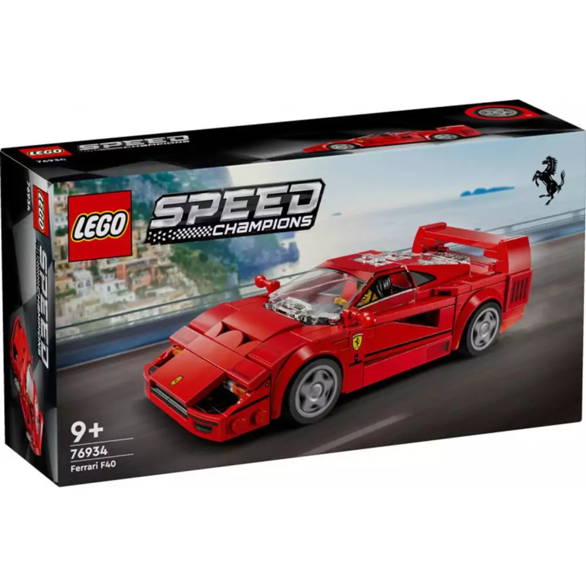 LEGO Ferrari F40 (76934) doboz előnézete, a háttérben tengerparti úttal és a piros sportautóval száguldás közben.