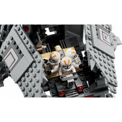 Közelkép a LEGO Star Wars AT-TE lépegető (75337) belső teréről, ahol három 212-es klónkatona minifigura ül egymás mögött az irányítópanellel felszerelt kabinban.