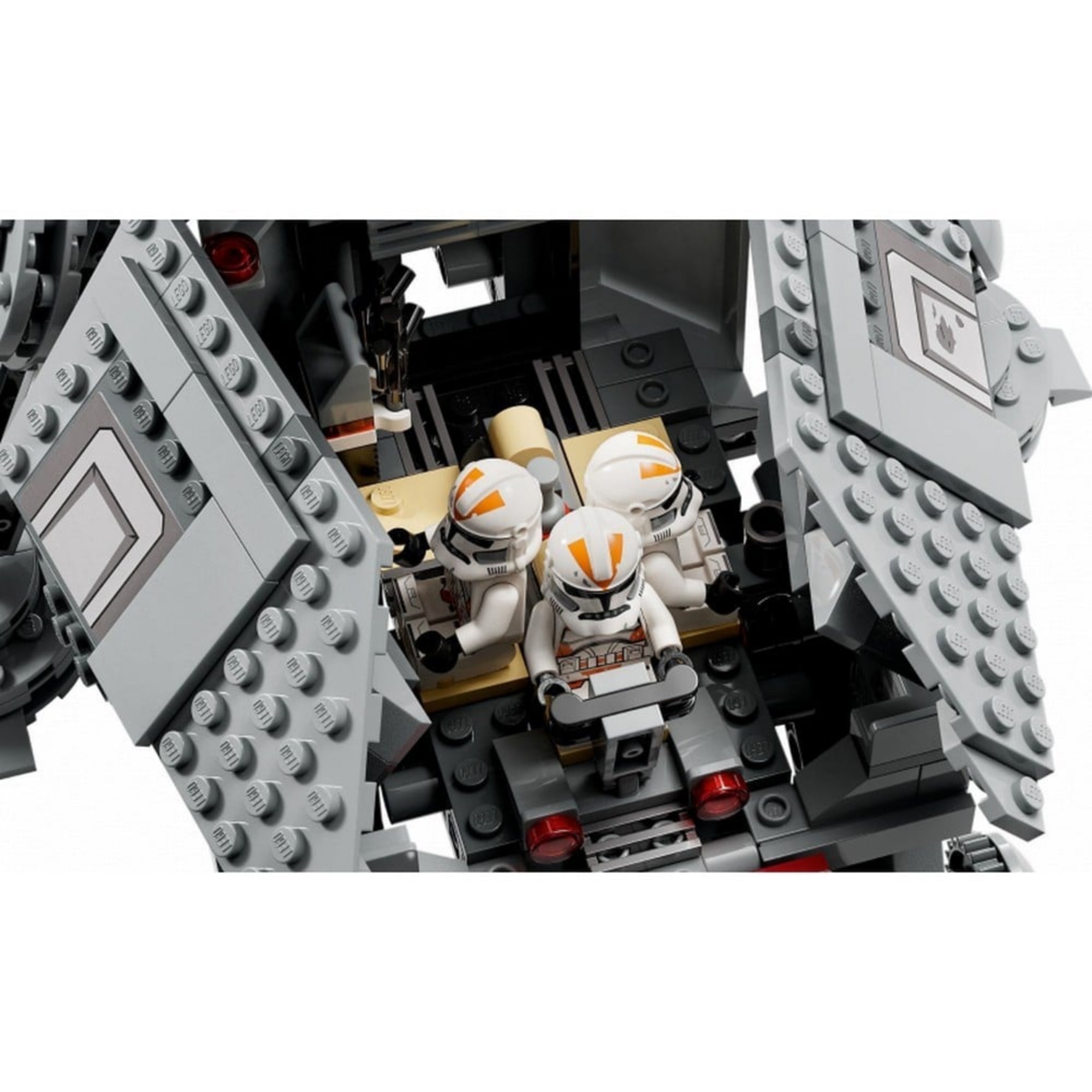 Közelkép a LEGO Star Wars AT-TE lépegető (75337) belső teréről, ahol három 212-es klónkatona minifigura ül egymás mögött az irányítópanellel felszerelt kabinban.