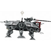 Oldalnézetből készült fotó a LEGO Star Wars AT-TE lépegetőről (75337), amelyen jól láthatók a mozgatható lábak, tetőágyú és a részletes páncélzat.