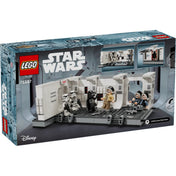 A LEGO Star Wars Beszállás a Tantive IV-be (75387) készlet dobozának hátoldala, amely akciófunkciókat, játszási lehetőségeket és jelenetábrázolást mutat be.