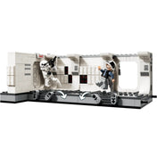 Részlet a LEGO Star Wars Beszállás a Tantive IV-be (75387) jelenetből, amelyen egy rohamosztagos és egy lázadó katona harca látható a csomagtér folyosóján, akciófunkcióval.