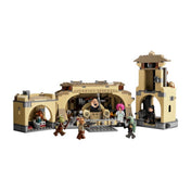 Az összerakott LEGO Star Wars Boba Fett trónterme (75326) készlet, amely bemutatja a trónterem belső részét a figurákkal és részletgazdag építményeivel.