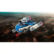 Részletes LEGO Star Wars jelenet, amelyen a Captain Rex minifigurával felszerelt Y-Wing Microfighter repül a csata közepén, fényes hajtóműeffektekkel.