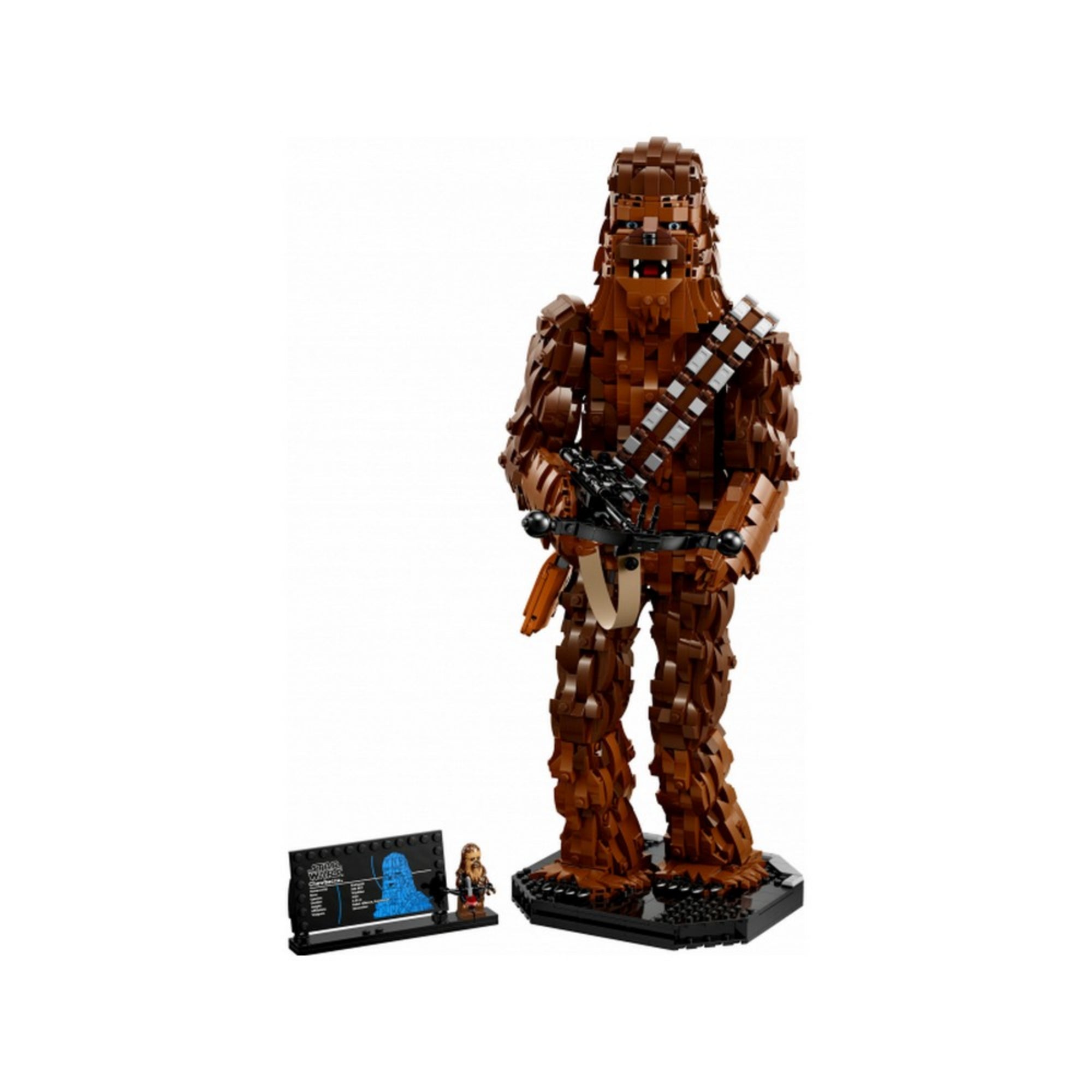 LEGO Star Wars Chewbacca (75371) összeépített figura, részletes barna LEGO-elemekből megalkotva, kezében egy lézeres íjpuskával, mellette minifigura és információs tábla fekete talapzaton.