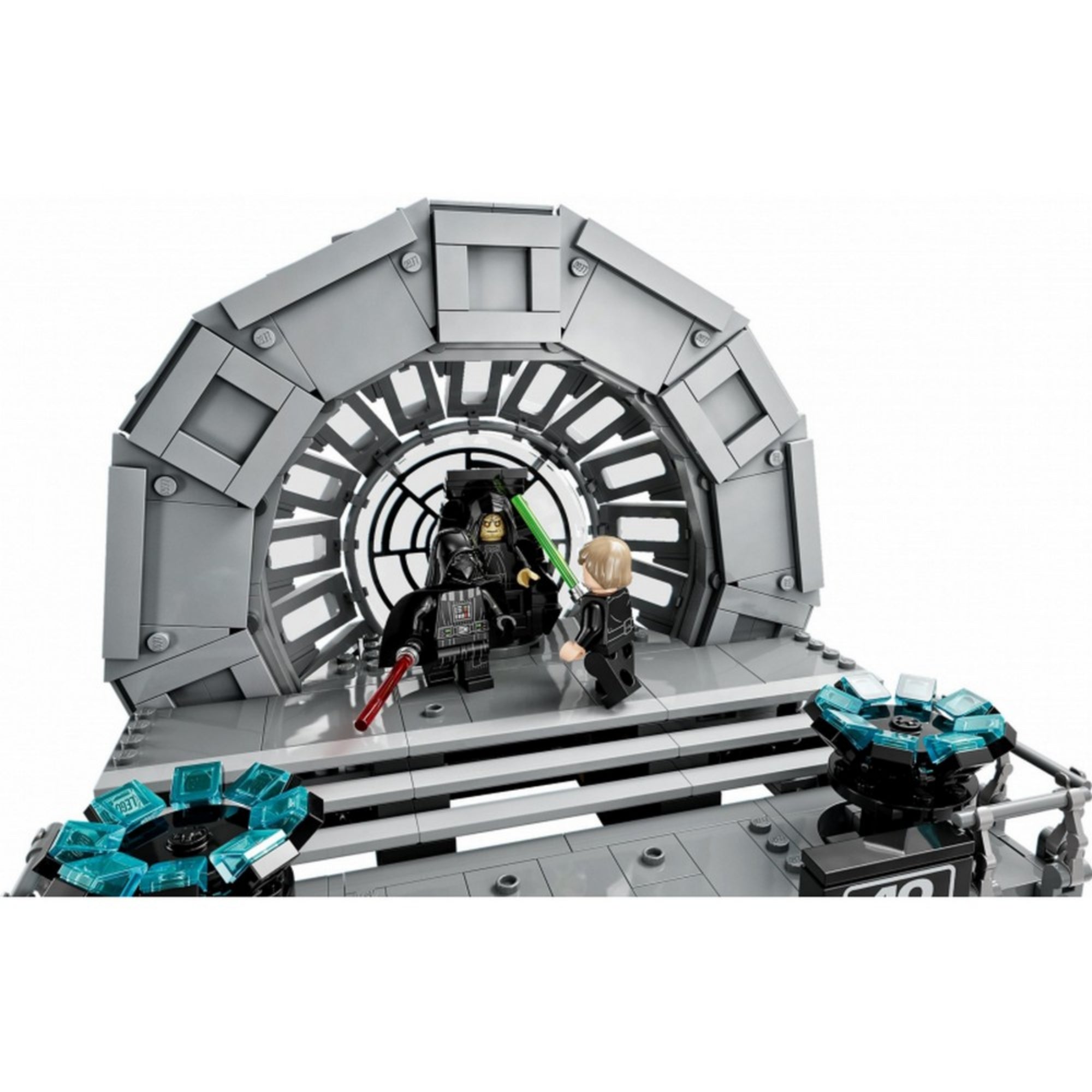 Luke Skywalker zöld fénykarddal Darth Vader és a császár ellen harcol a LEGO Star Wars Császári trónterem diorámán, részletes íves háttérrel és világoskék elemekkel díszített trónteremmel.