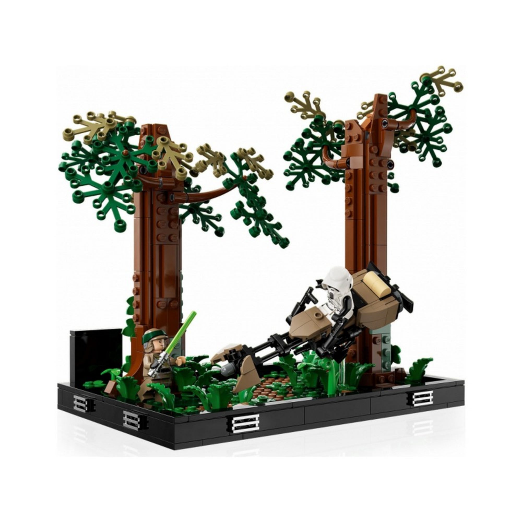 A LEGO Endor dioráma hátoldali nézete, látható egy speeder bike a fának ütközve, mögötte egy rohamosztagos és egy zöld fénykardos lázadó figura.