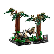 LEGO Star Wars Endor sikló üldözés dioráma teljesen összerakva, két magas fenyőfával, zöld növényzettel és három lebegő speeder bike figurával, köztük egy rohamosztagossal és két lázadó katonával.