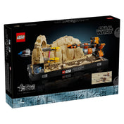 A LEGO Star Wars Mos Espa fogatverseny dioráma (75380) dobozának hátoldala, részletes képekkel a modell elemeiről és méretarányos rajzzal a doboz alsó sarkában.
