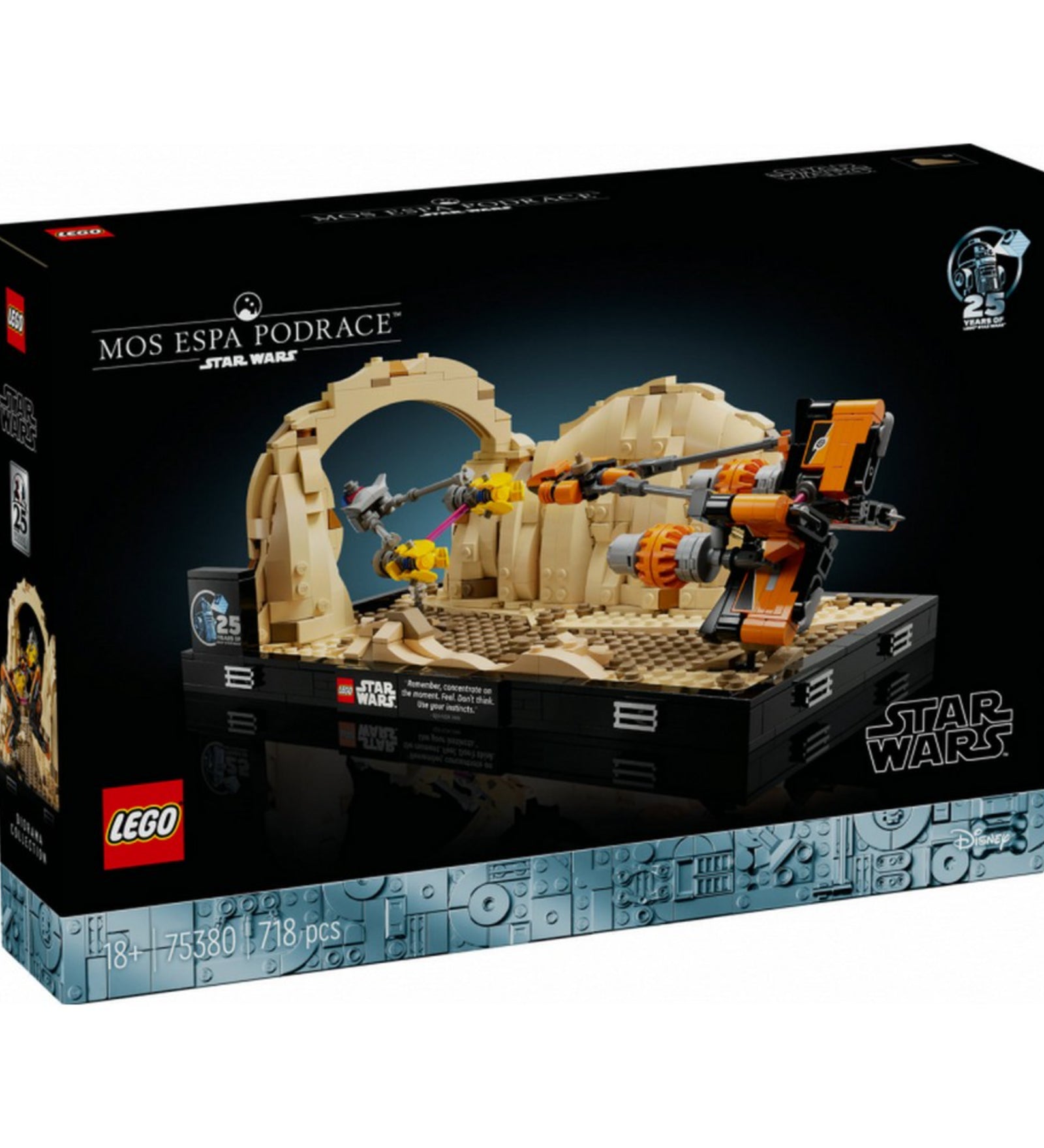 A LEGO Star Wars Mos Espa fogatverseny dioráma (75380) díszdobozának eleje, sötét háttérrel, rajta a klasszikus jelenetet ábrázoló épített diorámával és a 25 éves Star Wars logóval.
