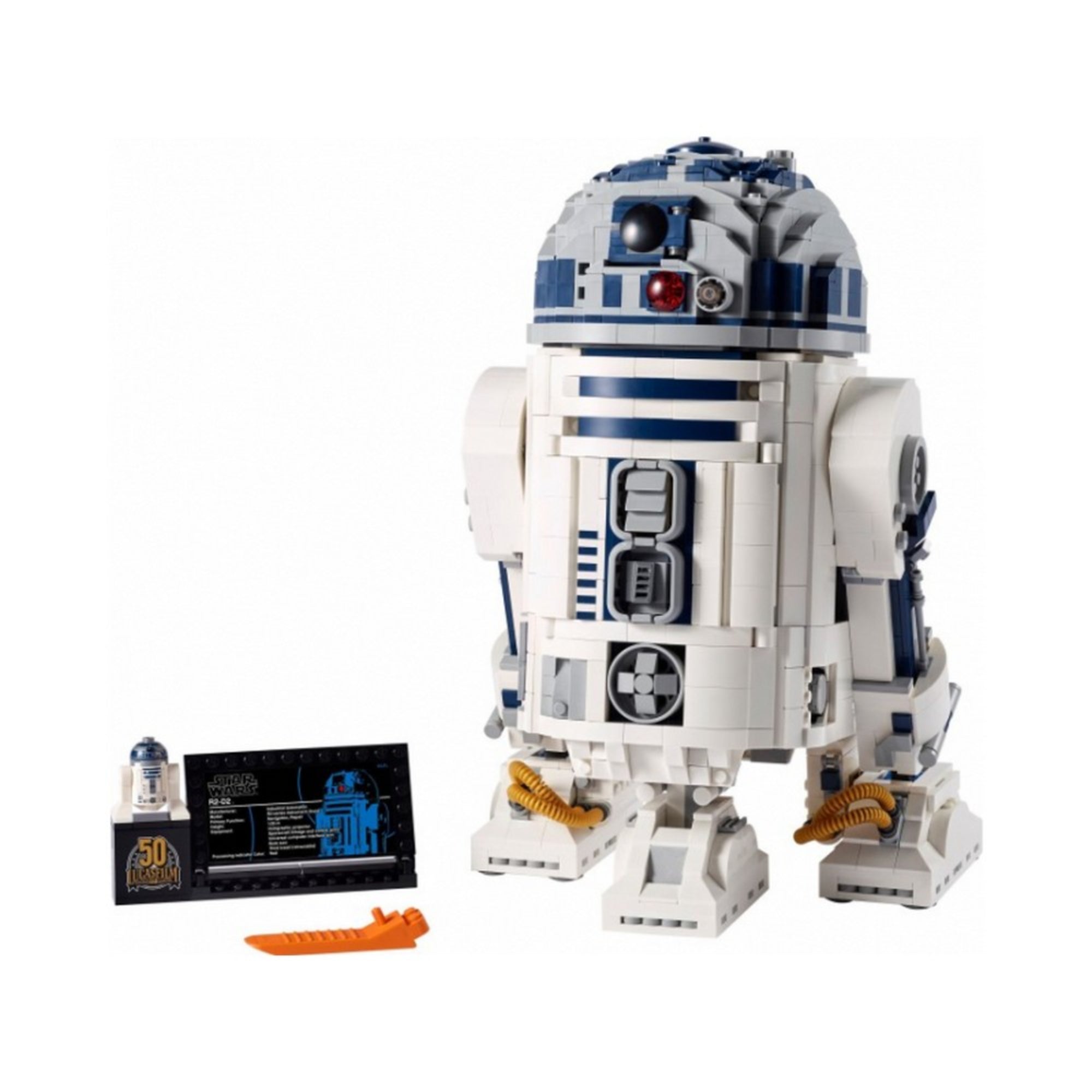 A LEGO Star Wars R2-D2 (75308) részletes modellje elölnézetből, mozgatható panelekkel, kihajtható karokkal, mellette információs tábla és egy exkluzív R2-D2 minifigura a Lucasfilm 50. évfordulós talapzaton.