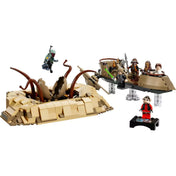 A teljes LEGO Star Wars 75396 szett elemei: a részletesen megépített sarlacc üreg, a lebegő sivatagi sikló áttetsző talapzatokon, valamint hat ikonikus minifigura, köztük Luke Skywalker, Boba Fett és Nien Nunb. A háttér fehér, a fókusz a játékelemeken van.