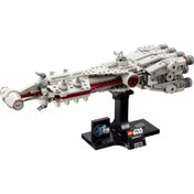 A LEGO Star Wars Tantive IV (75376) készlet összerakott modellje részletes kidolgozású hajóval és elegáns fekete bemutatóállvánnyal, amelyen a sorozat és évfordulós logók is láthatók.