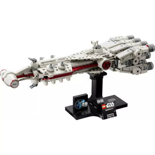 A LEGO Star Wars Tantive IV (75376) készlet összerakott modellje részletes kidolgozású hajóval és elegáns fekete bemutatóállvánnyal, amelyen a sorozat és évfordulós logók is láthatók.