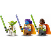 Yoda, Kai és Lys LEGO minifigurák piros siklón utaznak, Lys vezet elöl, a többiek mögötte ülnek, mindannyian mosolyognak.