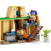 Közelkép a LEGO Star Wars Tenoo Jedi templom belső teréről, Lys az emeletes ágyon ül, Kai a konyhapult mellett áll, Yoda figyeli őket.