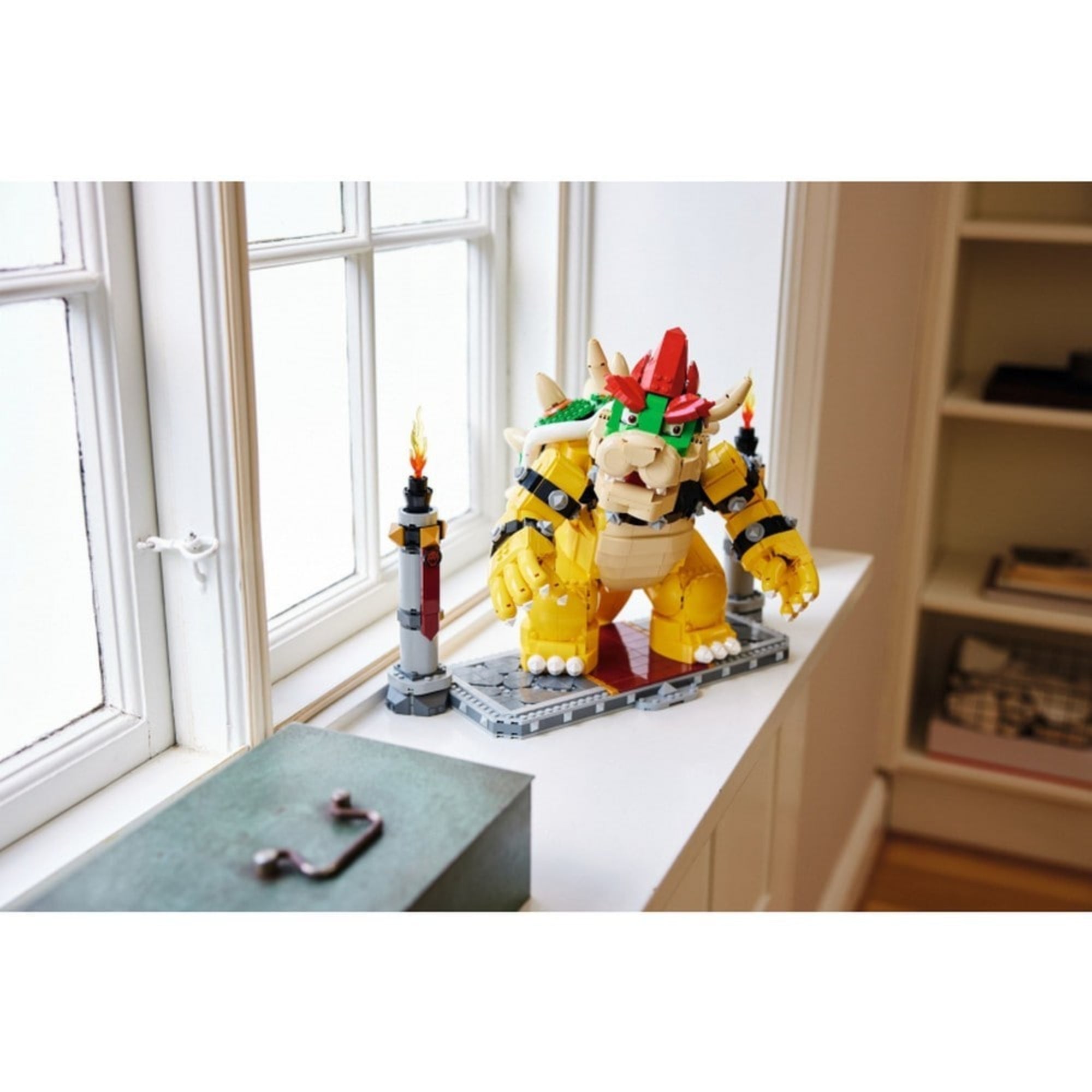 A LEGO Super Mario A hatalmas Bowser (71411) figura egy világos ablakpárkányon kiállítva, jól láthatóak a hátán lévő tüskék és a részletes kidolgozás.