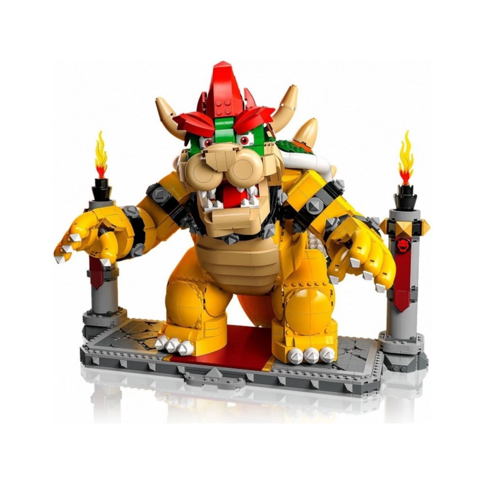 A LEGO Super Mario A hatalmas Bowser (71411) figura előről, két oldalsó fáklyával, agresszív testtartásban, hangsúlyos tüskés páncéllal.