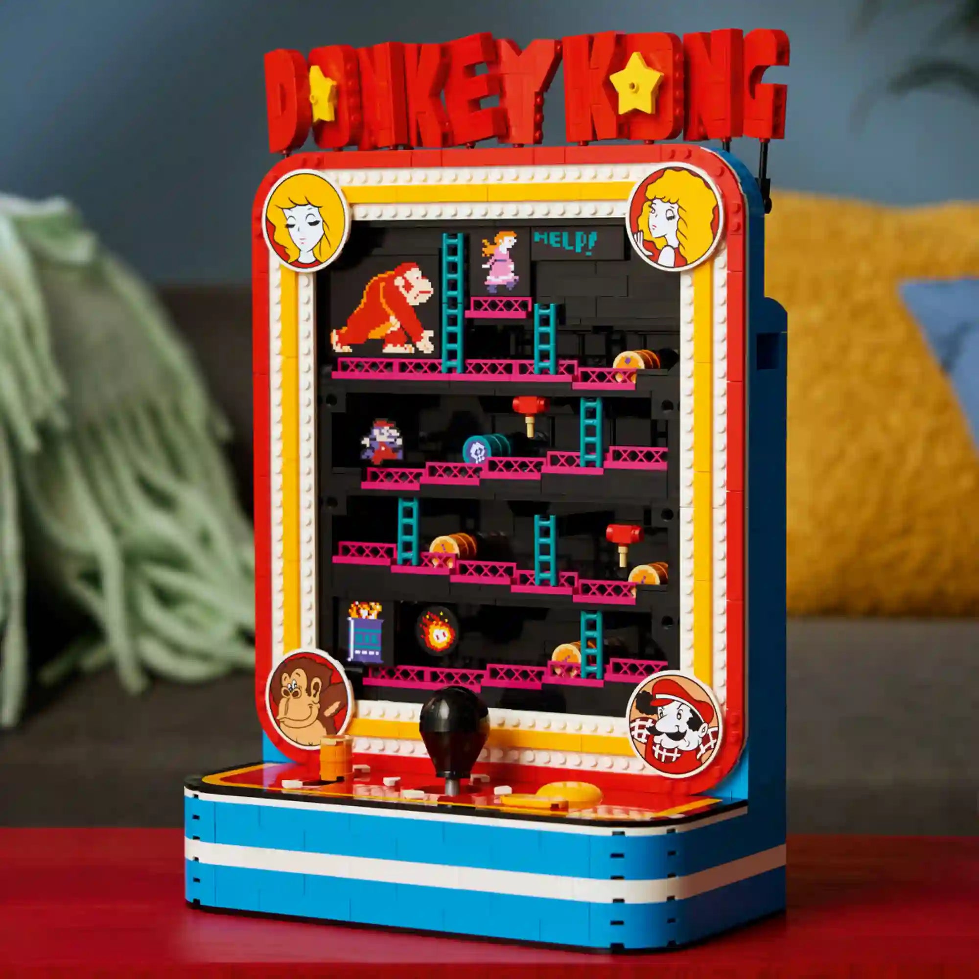 LEGO Super Mario: Donkey Kong játékgép 72051 megépített arcade modellje klasszikus Donkey Kong pályával és irányítókkal.