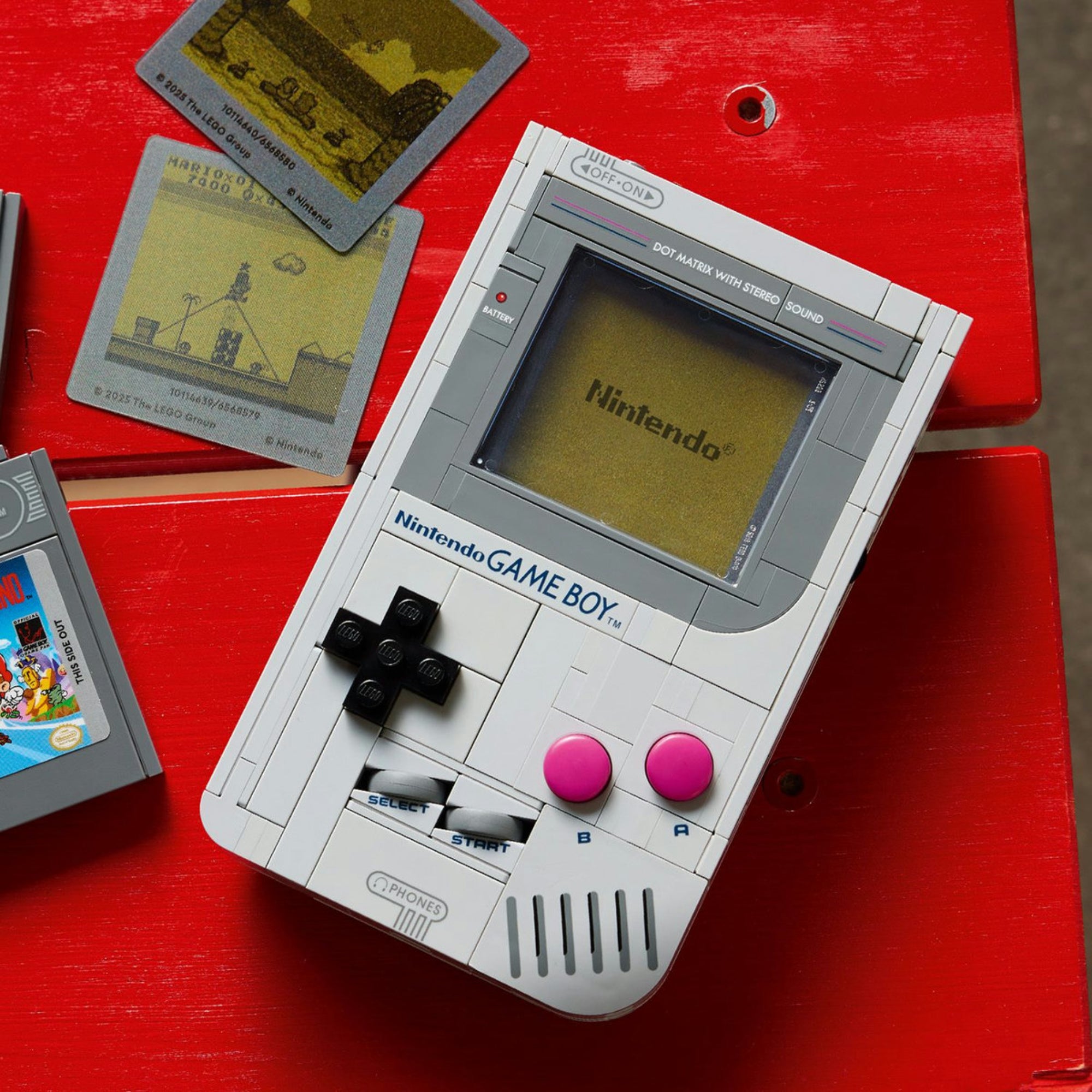 LEGO Game Boy (72046) részletkép a megépített konzolról Nintendo kijelzővel és klasszikus gombokkal.