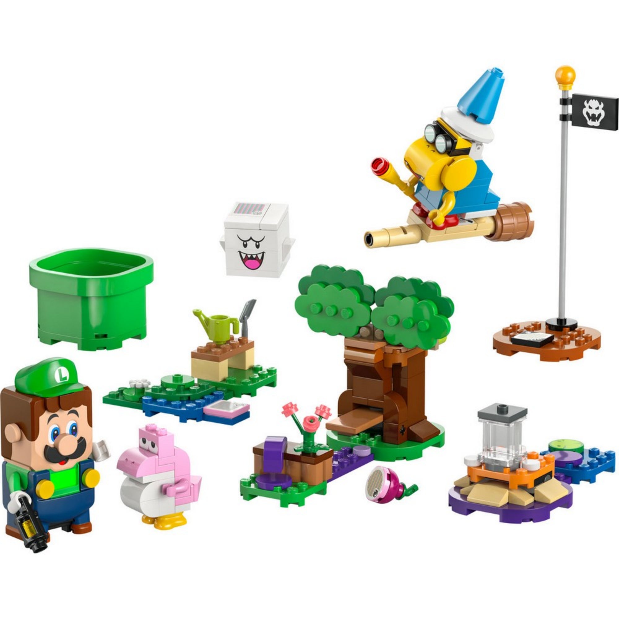 Az asztalon elrendezett LEGO Super Mario kezdőkészlet (71440), amely tartalmazza LEGO Luigi figurát, Baby Yoshi-t, Boo szellemet, Kamek-et seprűn, fákból álló pályarészeket és egy fekete zászlós céloszlopot.
