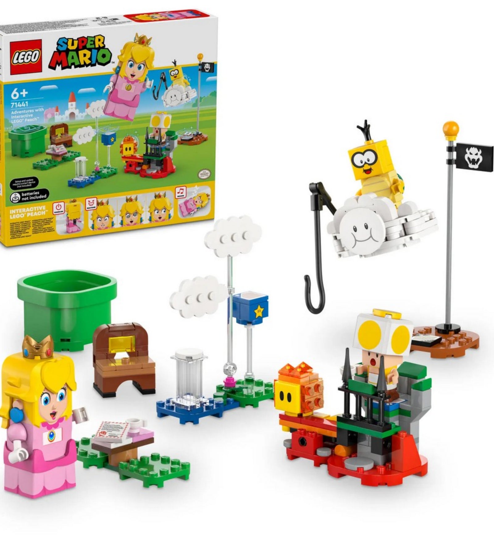 A doboz és a teljes LEGO pálya összeszerelve, előtérben Peach hercegnő, hátul Lakitu a zászlórúd mellett, valamint a készlet többi interaktív eleme.