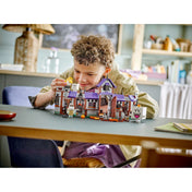 Egy gyermek játszik a LEGO Super Mario King Boo kísértetkastélya (71436) készlettel, miközben a szellemek és figurák életre kelnek a játék során.