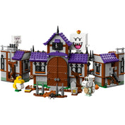 A LEGO Super Mario King Boo kísértetkastélya (71436) teljes építmény – a lilatetős, barna kapus kastély szellemekkel, csapdákkal és ellenséges karakterekkel.