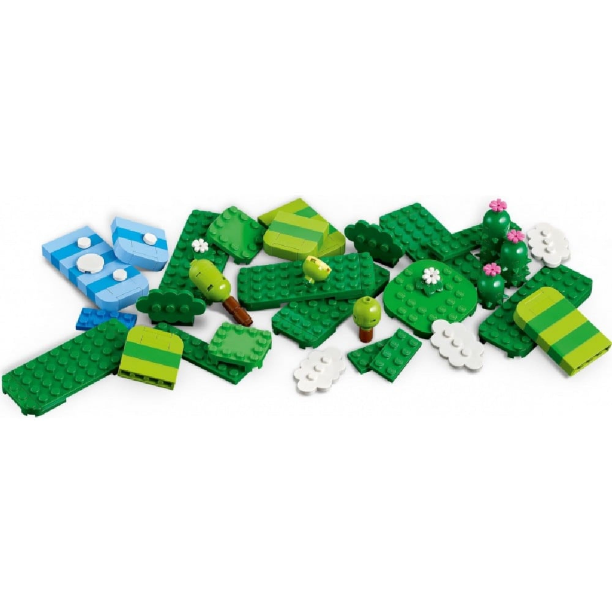 A LEGO Super Mario Kreatív építés szett (71418) zöld és kék alaplapjai, fák, bokrok és felhők szétszórva.