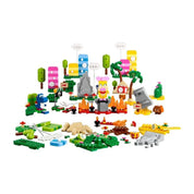 A LEGO Super Mario Kreatív építés kiegészítő szett (71418) minden eleme kirakva, színes díszletekkel, lávával, fákkal és karakterekkel, köztük Peach hercegnővel a trónján.