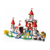 A LEGO Super Mario Peach kalandjai készlet kibővített kastélyos változata piros tornyokkal, figurákkal és részletesen kidolgozott tereppel, amely izgalmas játéklehetőségeket kínál.